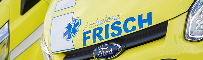 Symbolbild zeigt die Motorhaube eines Krankenwagen mit dem Logo der Ambulanz Frisch- Karriere im Fahrdienst starten